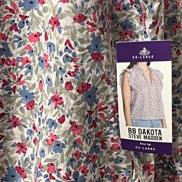 BB DAKOTA By STEVE MADDEN TOP Dark Floral Fluttery Cap Sleeve Top NWT - Picture 7 of 10
